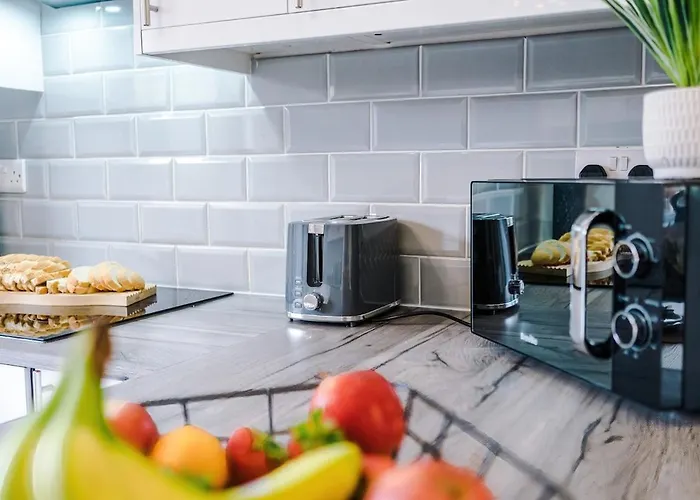 Vakantiehuis New! 2br With Parking, Near