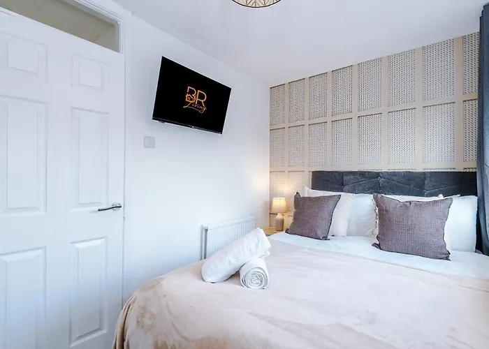 Vakantiehuis New! 2br With Parking, Near