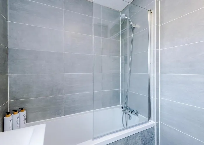 New! 2br With Parking, Near Vakantiehuis Manchester