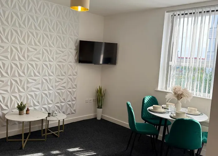 Luxury And Cosy Near Old Trafford M16 ,free Private Parking,fast Wi-fi,self Check-in Anytime Perfect For Late Arrivals, 5 Minutes To Old Trafford Stadium