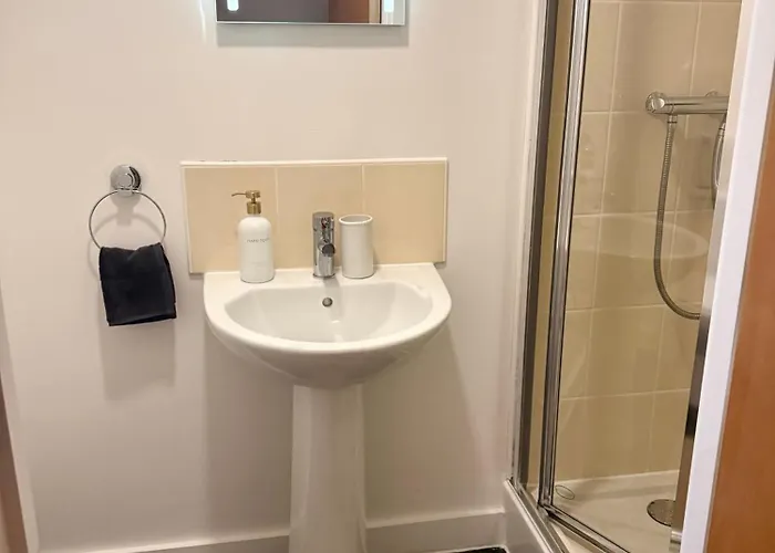 Luxury And Cosy Near Old Trafford M16 ,free Private Parking,fast Wi-fi,self Check-in Anytime Perfect For Late Arrivals, 5 Minutes To Old Trafford Stadium *