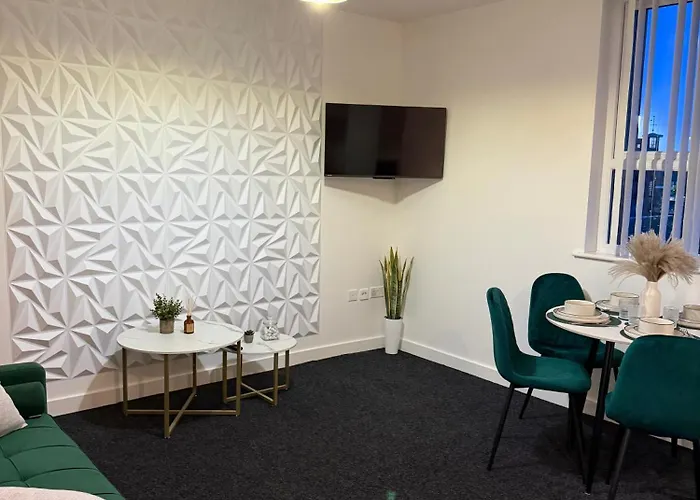 Luxury And Cosy Near Old Trafford M16 ,free Private Parking,fast Wi-fi,self Check-in Anytime Perfect For Late Arrivals, 5 Minutes To Old Trafford Stadium