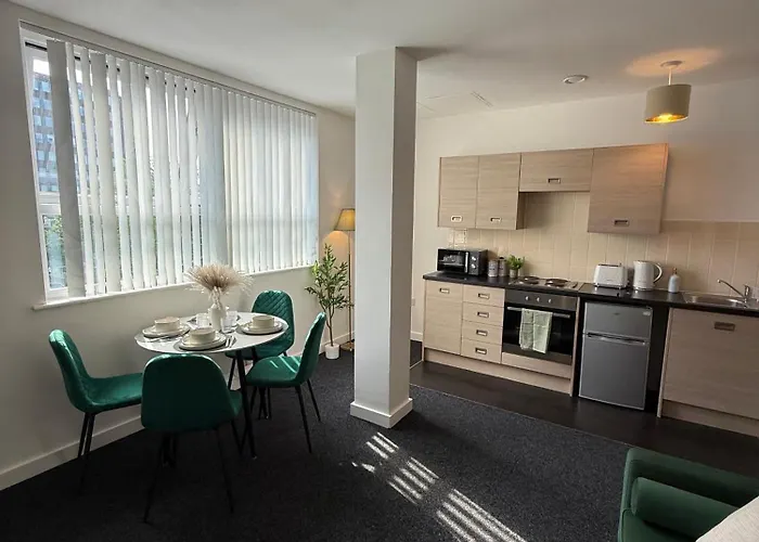 Luxury And Cosy Near Old Trafford M16 ,free Private Parking,fast Wi-fi,self Check-in Anytime Perfect For Late Arrivals, 5 Minutes To Old Trafford Stadium *
