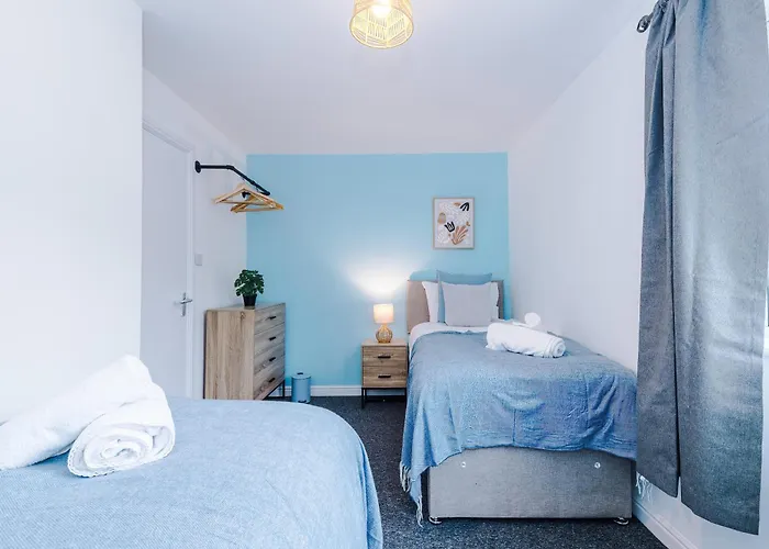 Modern 3 Bedroom - Driveway Parking For 2 Vehicles, Close To Centre Nyaraló *