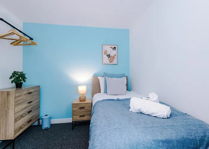 Modern 3 Bedroom - Driveway Parking For 2 Vehicles, Close To Centre *