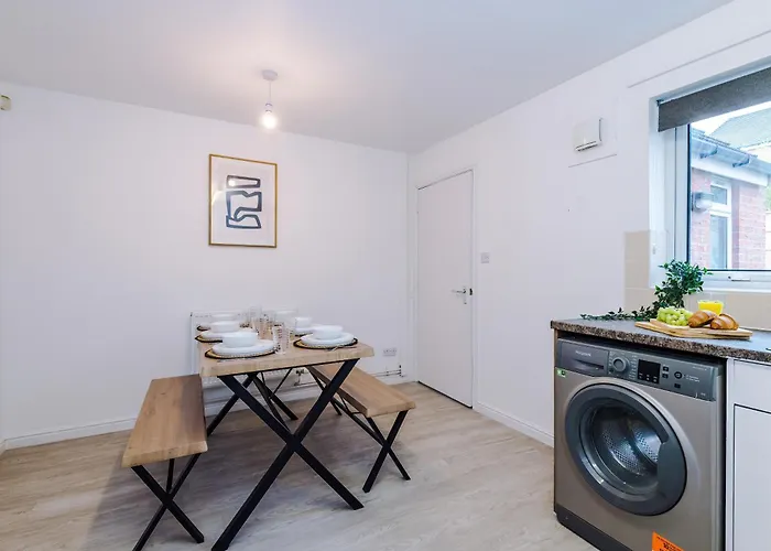 Modern 3 Bedroom - Driveway Parking For 2 Vehicles, Close To Centre Nyaraló