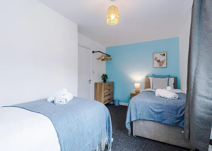 Modern 3 Bedroom - Driveway Parking For 2 Vehicles, Close To Centre Nyaraló Manchester