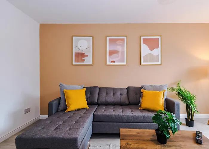 Modern 3 Bedroom - Driveway Parking For 2 Vehicles, Close To Centre