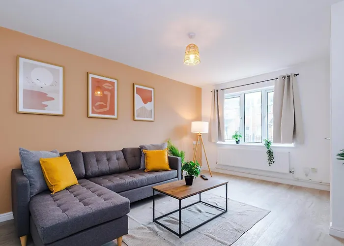 Modern 3 Bedroom - Driveway Parking For 2 Vehicles, Close To Centre Manchester