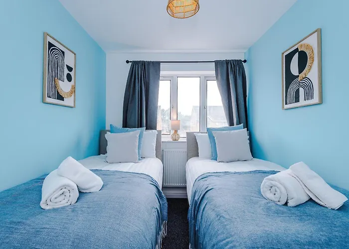 Modern 3 Bedroom - Driveway Parking For 2 Vehicles, Close To Centre Nyaraló *