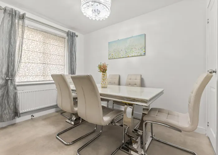 Modern 4 Bedroom Detached House 66cl בית נופש *