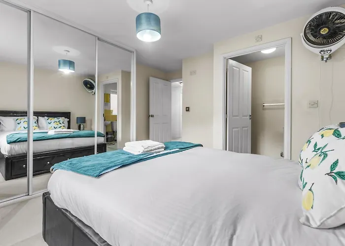 Modern 4 Bedroom Detached House 66cl מנצ'סטר