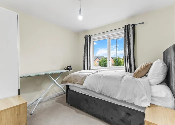 Modern 4 Bedroom Detached House 66cl Mánchester