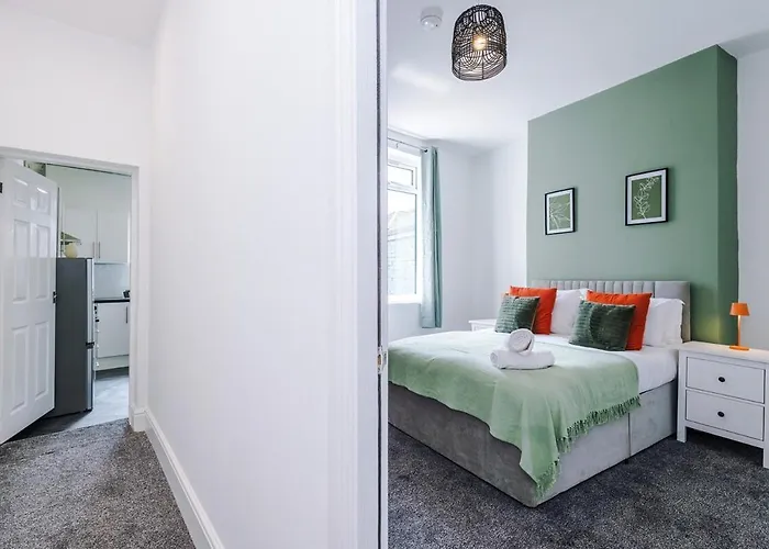 New! Modern 3-bed House, Free Parking, Fast Wi-fi & Easy Access Manchester