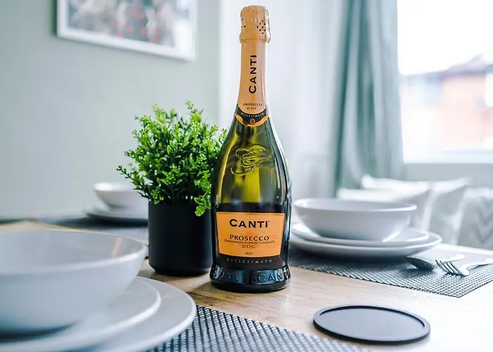 Ferienhaus New! Modern 3-bed House, Free Parking, Fast Wi-fi & Easy Access