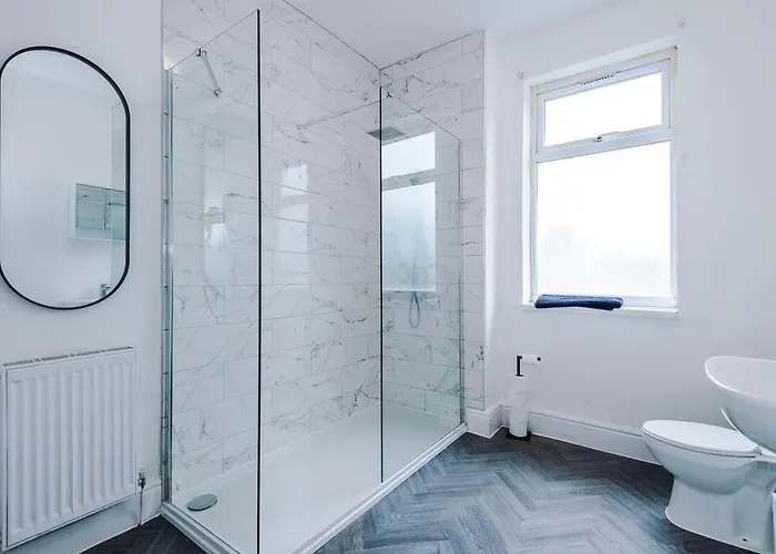 New! Modern 3-bed House, Free Parking, Fast Wi-fi & Easy Access Ferienhaus *