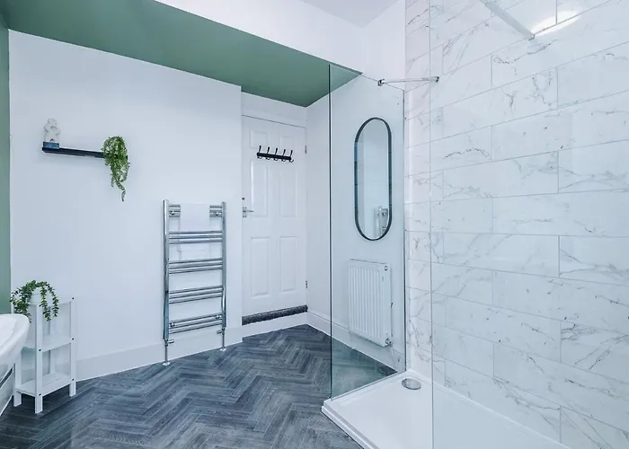 Ferienhaus New! Modern 3-bed House, Free Parking, Fast Wi-fi & Easy Access Manchester