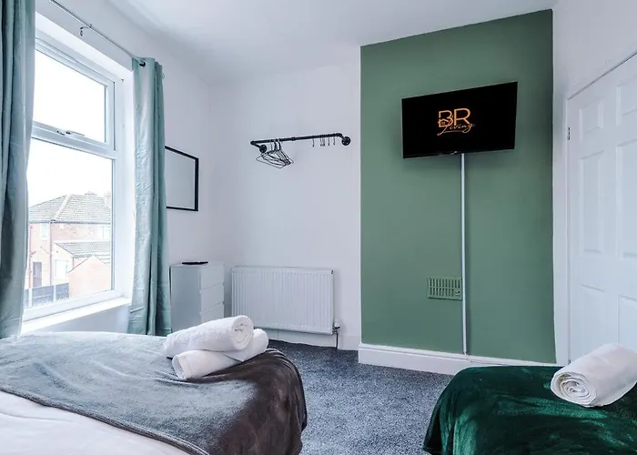 New! Modern 3-bed House, Free Parking, Fast Wi-fi & Easy Access بيت للعطل