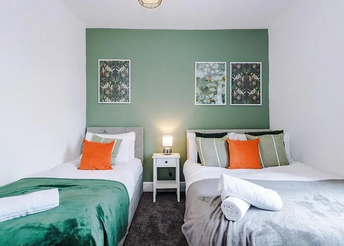 Ferienhaus New! Modern 3-bed House, Free Parking, Fast Wi-fi & Easy Access Manchester