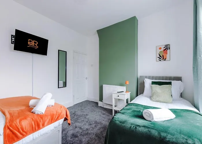 New! Modern 3-bed House, Free Parking, Fast Wi-fi & Easy Access Ferienhaus *