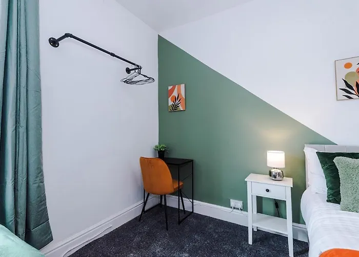 New! Modern 3-bed House, Free Parking, Fast Wi-fi & Easy Access بيت للعطل *