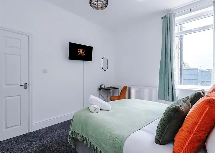 Ferienhaus New! Modern 3-bed House, Free Parking, Fast Wi-fi & Easy Access *