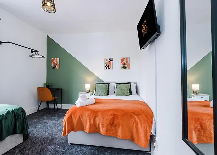 New! Modern 3-bed House, Free Parking, Fast Wi-fi & Easy Access Ferienhaus Manchester