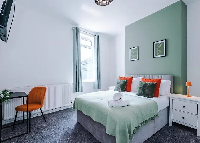 New! Modern 3-bed House, Free Parking, Fast Wi-fi & Easy Access Manchester