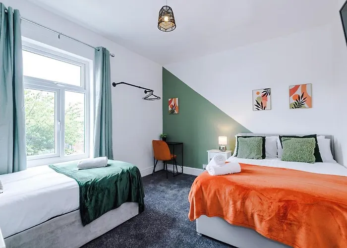 بيت للعطل New! Modern 3-bed House, Free Parking, Fast Wi-fi & Easy Access