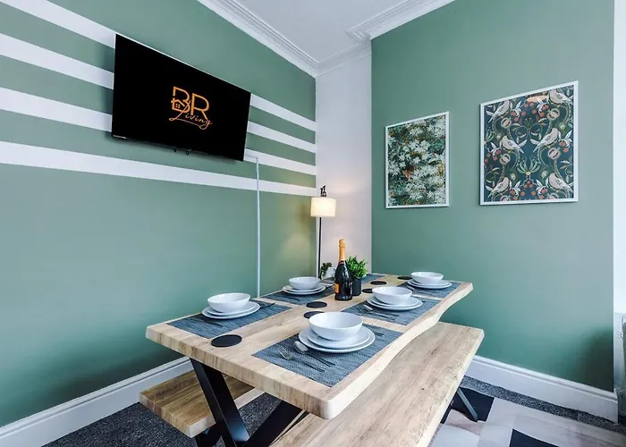 New! Modern 3-bed House, Free Parking, Fast Wi-fi & Easy Access Manchester