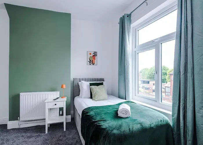 New! Modern 3-bed House, Free Parking, Fast Wi-fi & Easy Access Ferienhaus