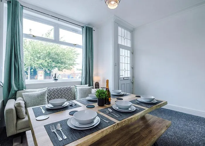 بيت للعطل New! Modern 3-bed House, Free Parking, Fast Wi-fi & Easy Access