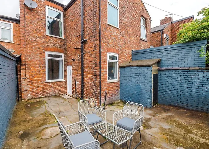 New! Modern 3-bed House, Free Parking, Fast Wi-fi & Easy Access Ferienhaus Manchester