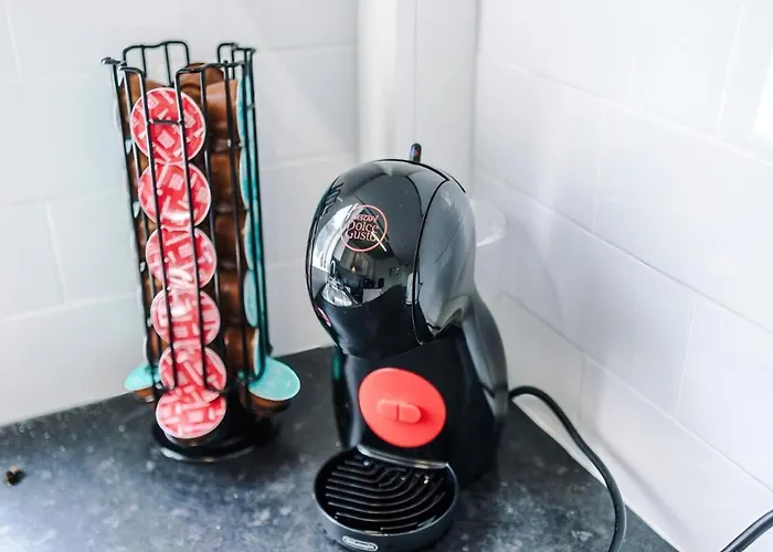 Ferienhaus New! Modern 3-bed House, Free Parking, Fast Wi-fi & Easy Access Manchester