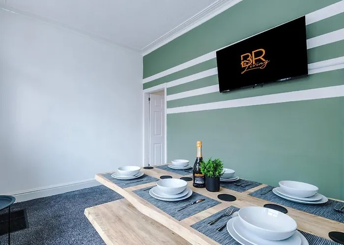 New! Modern 3-bed House, Free Parking, Fast Wi-fi & Easy Access * مانشستر