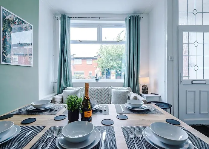 New! Modern 3-bed House, Free Parking, Fast Wi-fi & Easy Access بيت للعطل