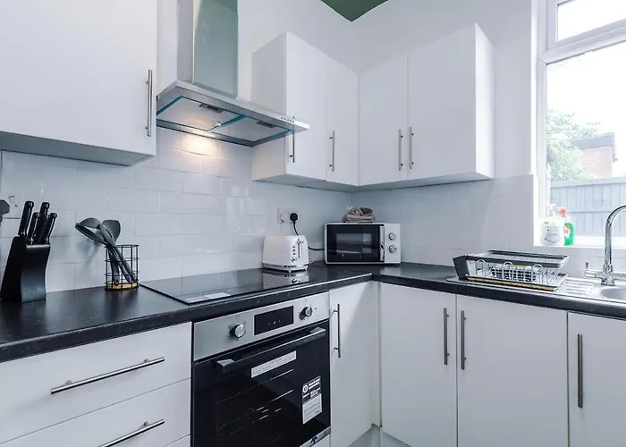 بيت للعطل New! Modern 3-bed House, Free Parking, Fast Wi-fi & Easy Access