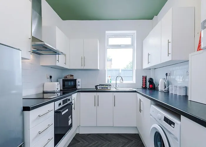 New! Modern 3-bed House, Free Parking, Fast Wi-fi & Easy Access *