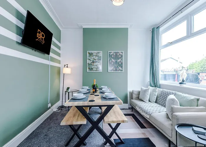 New! Modern 3-bed House, Free Parking, Fast Wi-fi & Easy Access بيت للعطل *