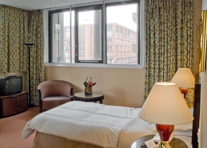 Britannia Centre Hotel 3*