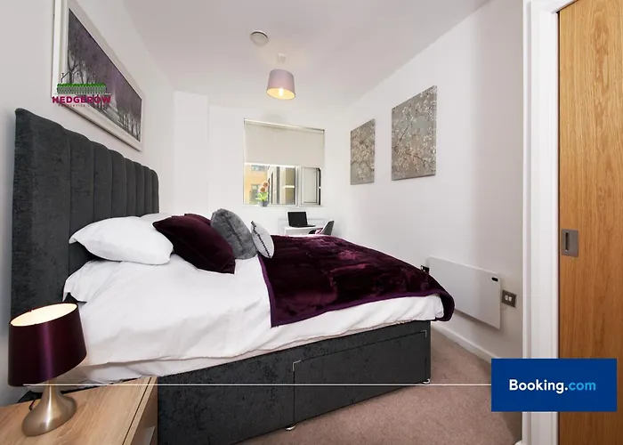 Premium Deals On Modern 2 -bed 2-bath For Movers & Pros By Hedgerow L Embrace Comfort And Ease With Our Inviting 2 Bedroom L Attractions Like Science And Industry Museum, Museum & Art Gallery דירה