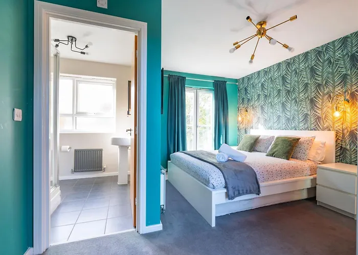 Casa vacanze Cheerful 4-bedroom House With Multiple Car Parking