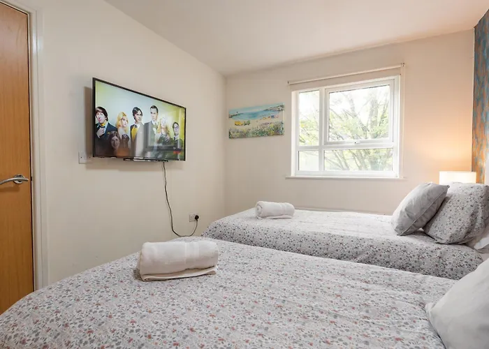 Cheerful 4-bedroom House With Multiple Car Parking