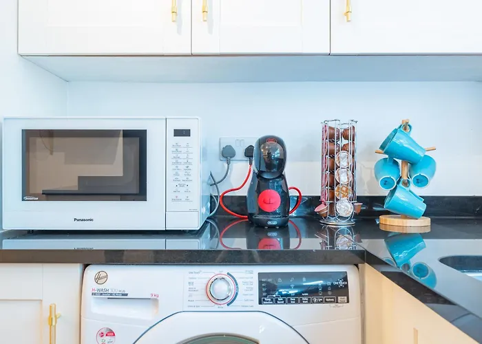 Cheerful 4-bedroom House With Multiple Car Parking * Manchester