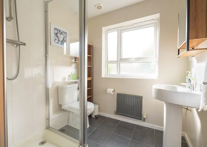 Cheerful 4-bedroom House With Multiple Car Parking *