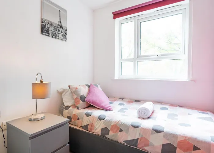 Cheerful 4-bedroom House With Multiple Car Parking *