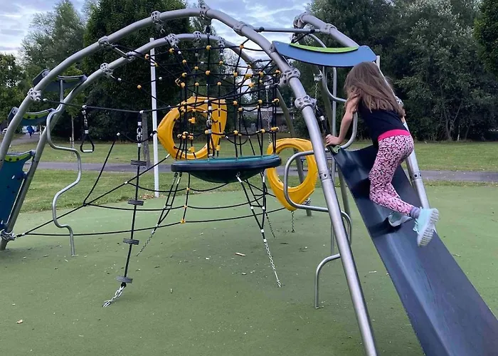 Casa vacanze Cheerful 4-bedroom House With Multiple Car Parking *