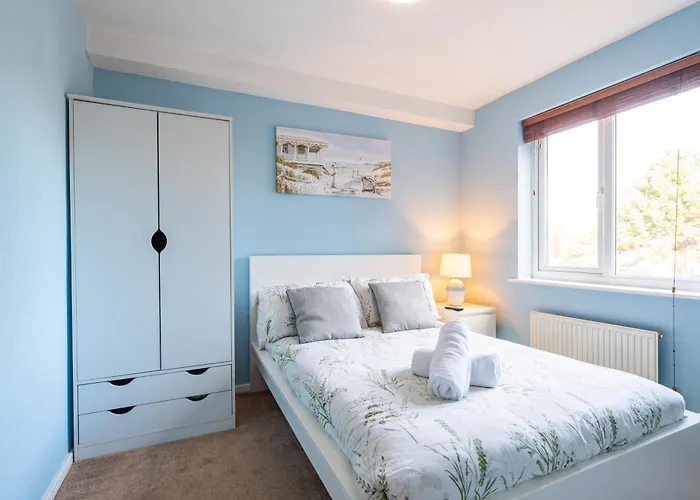 Cheerful 4-bedroom House With Multiple Car Parking *