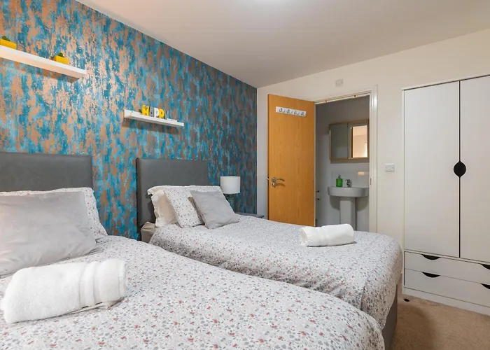 Cheerful 4-bedroom House With Multiple Car Parking Casa de Férias