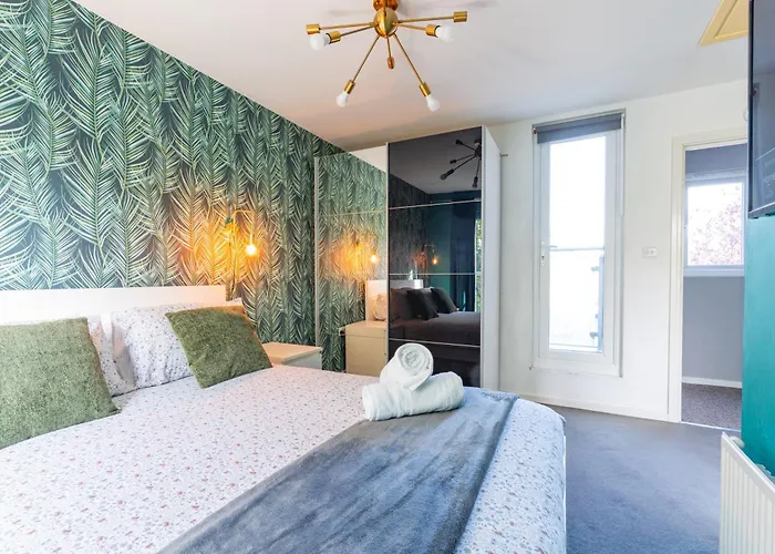 Cheerful 4-bedroom House With Multiple Car Parking